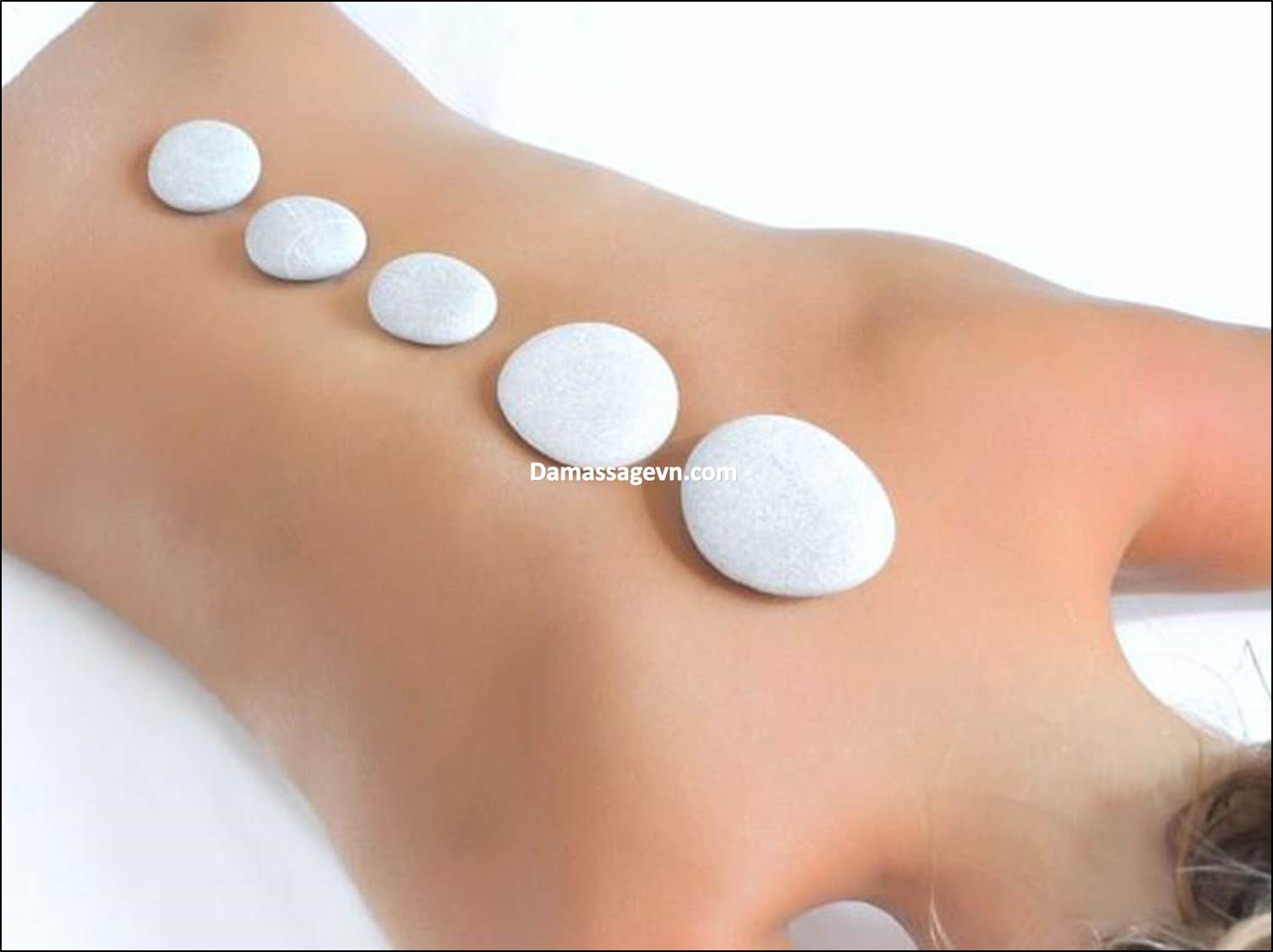 Thư giãn mỗi ngày bằng Đá Lạnh Massage giúp làn da căng mịn và sáng bóng.