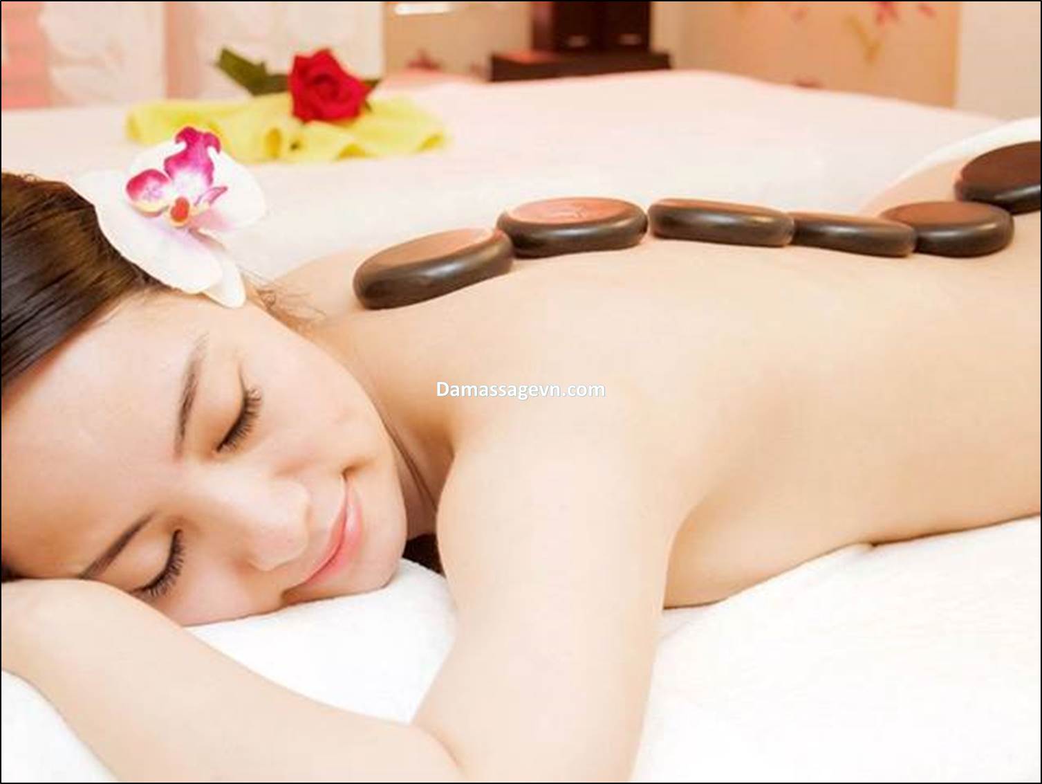 Massage đá nóng mang lại nhiều lợi ích cho sức khỏe và sắc đẹp.