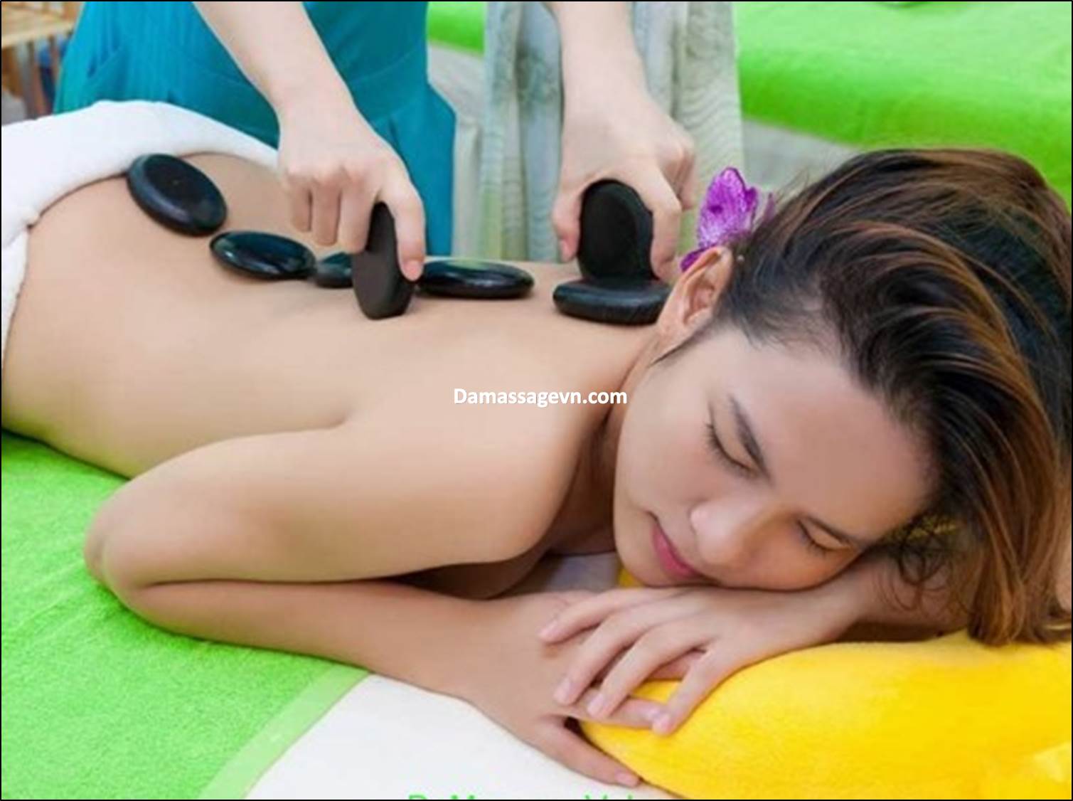 Thư giãn toàn thân, phục hồi sức khỏe và làm đẹp với đá nóng massage.