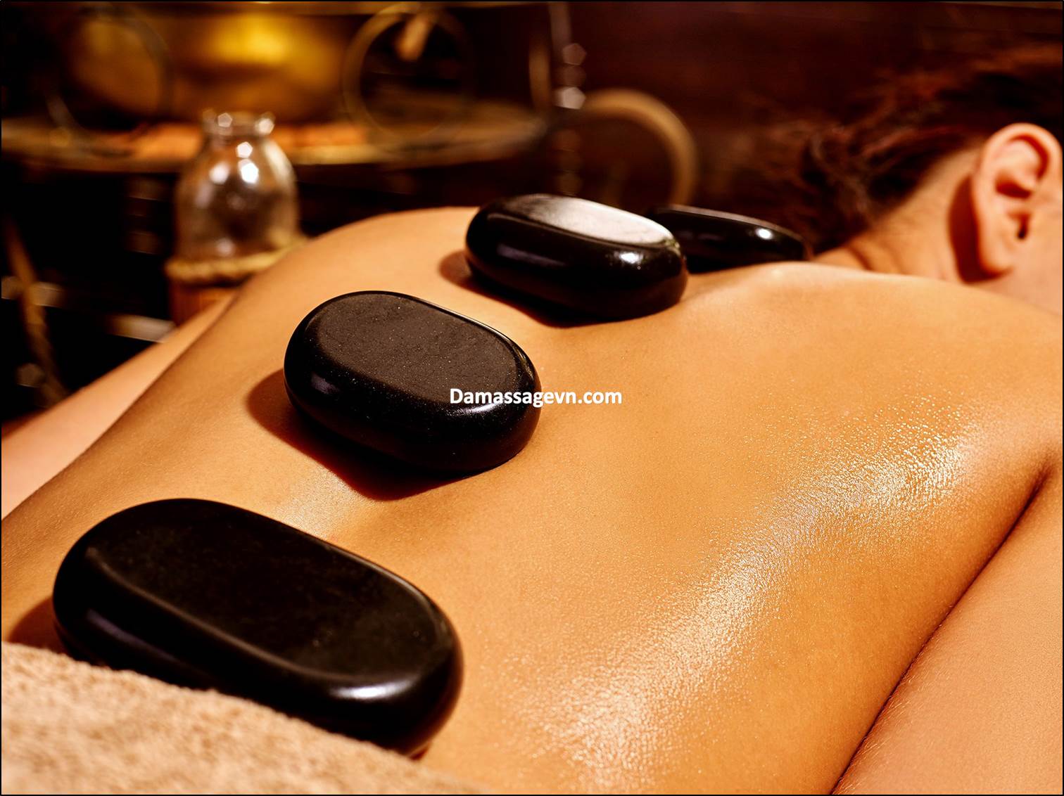 Kết hợp với massage đá nóng và massage đá lạnh sẽ mang lại tối đa lợi ích tuyệt vời cho sức khỏe.