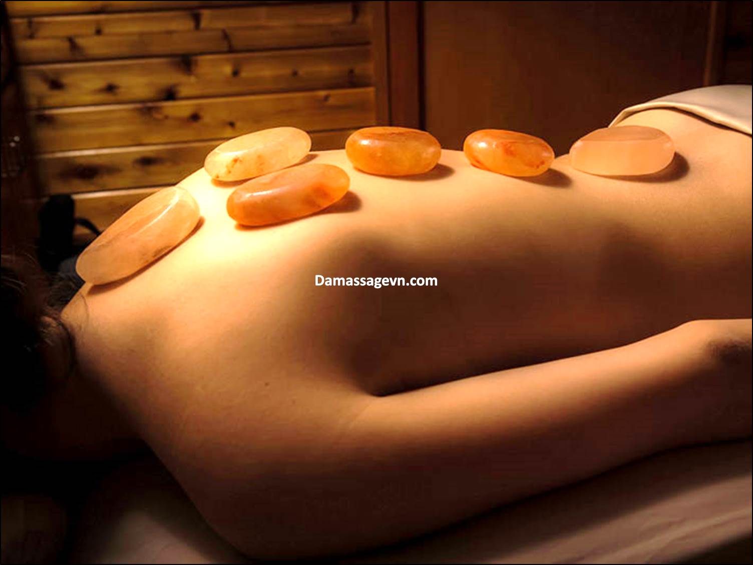 Massage đá muối mang lại nhiều lợi ích sức khỏe và sắc đẹp.